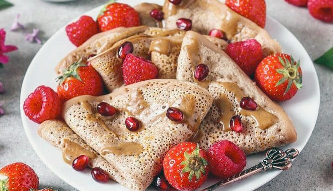 Арахисовые блинчики с шоколадным соусом